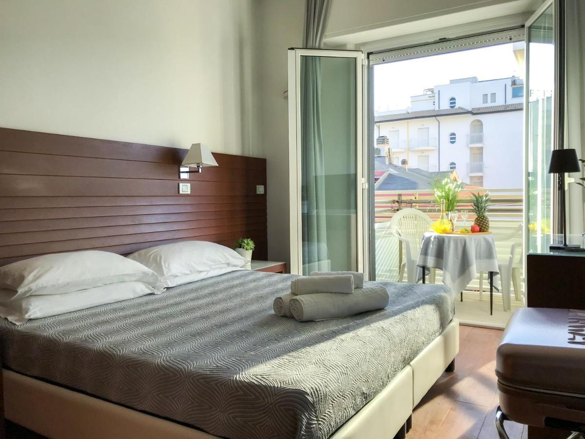 Club Hotel Riccione Zewnętrze zdjęcie